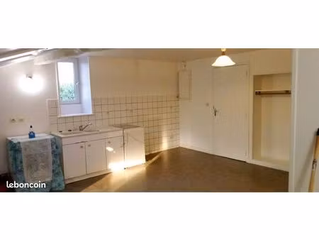 à louer grand studio  comprenant une pièce de vie  un grand placard  une salle de bain ave
