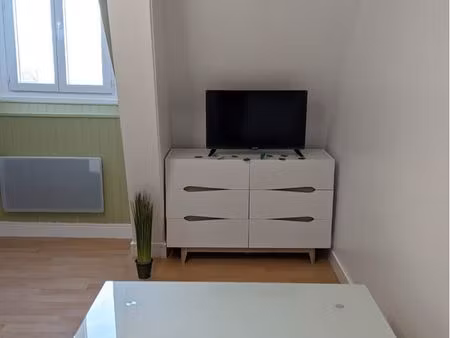 joli studio meublé au bout du quai henri iv