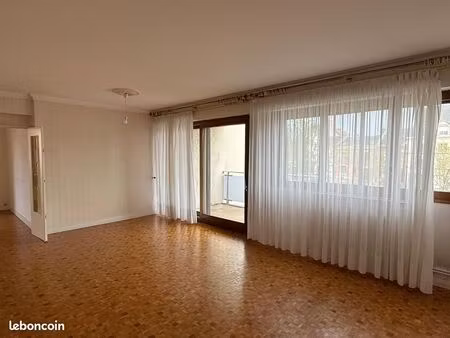 appartement avec balcon  cave et garage