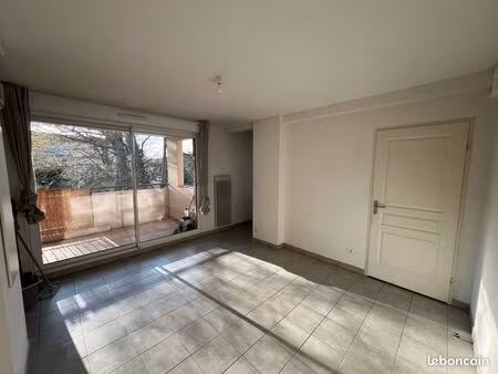 joli t2 climatisé avec terrasse et parking