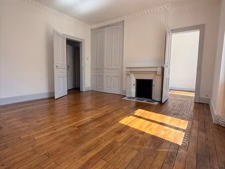 t2 63 m² – centre-ville quartier recherché – parking et cave