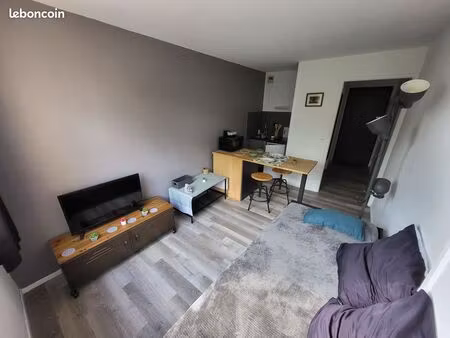 studio meublé au pied du métro et commerce