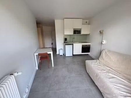 studio avec balcon et parking