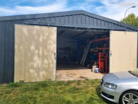 hangar stockage ou garage avec pont pour voiture
