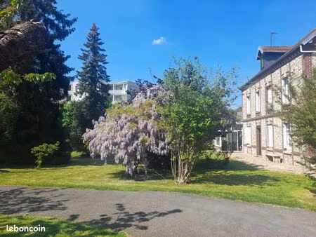 maison familiale 133 m² – jardin clos 1200 m² – garage + bureau + dépendances – 20 min rou