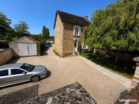 maison familiale en pierre rénovée avec grandes dépendances et terrain de 1 206 m²