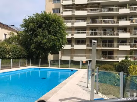 studette 18m2 à st germain en laye dans res. avec piscine