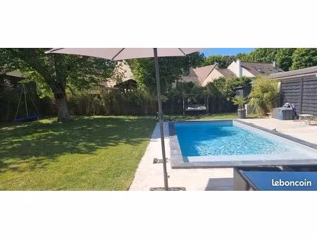 villa récente (2021) 209 m² – 4 suites + 1 chambre – piscine chauffée – centre-ville à pie