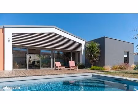 villa d’architecte avec piscine à 800m de la plage