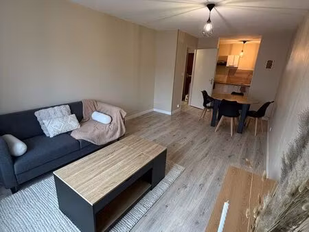 t2 rénové 45 m² • parking • centre-ville la roche-sur-yon • disponible septembre