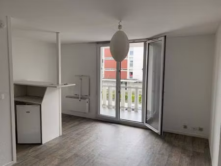 grand studio avec balcon et place de parking