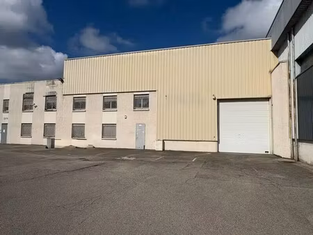 location local d'activités 425 m²