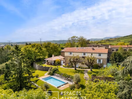 ancien corps de ferme rénové avec piscine dans un environnement exceptionnel