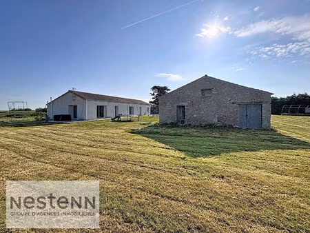 charmante longère à vendre à beauvoir-sur-mer  5 pièces  grand terrain