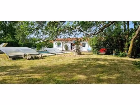 maison de plain pied 3 chambres avec piscine et jardin de 974 m2.