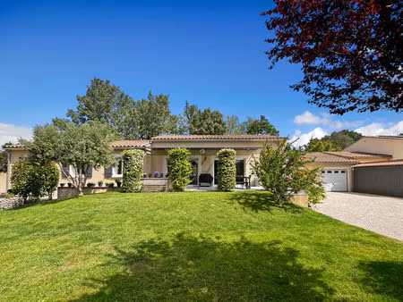 eyragues superbe villa de plain-pied avec beaux volumes et garage de 40 m²