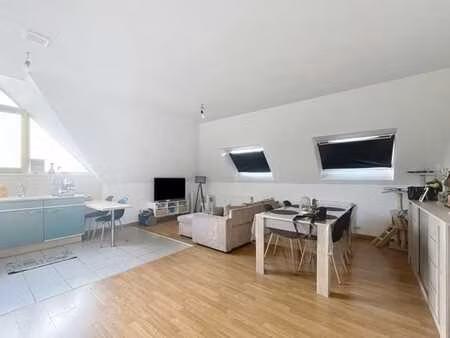 bel appartement 2 chambres avec parking. libre le 1er juin 2