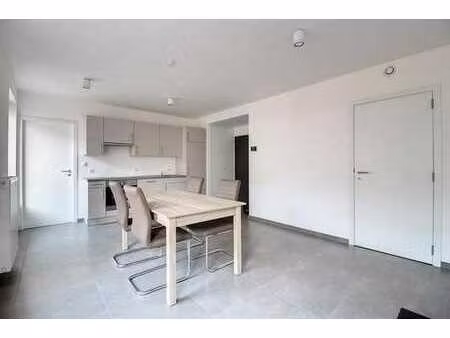 bel appartement avec 1 chambre en plein centre-ville. libre