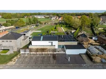 villa élégante avec piscine extérieure  espace bien-être et