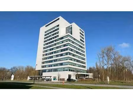 bureaux de services complets à louer dans la tour aa à zwij