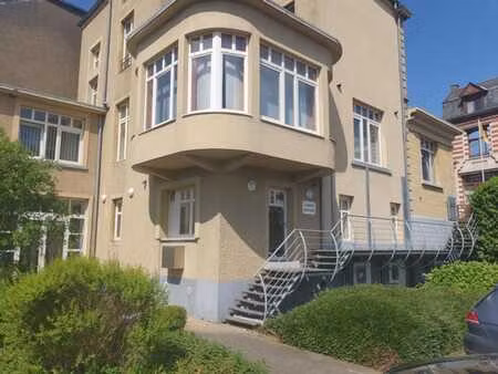 virton: bureau avec salle d'attente  sanitaires et arrière