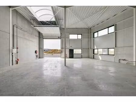 unité pme neuve (216m²) – stratégiquement située à proxim...