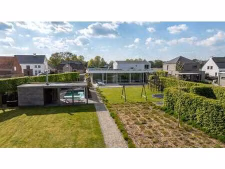 villa élégante avec piscine extérieure  espace bien-être et