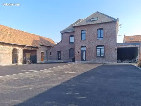 t2 dans corps de ferme avec place de parking