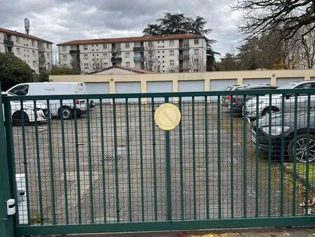 place de parking extérieure avec arceau dans la résidence ''le bélier''