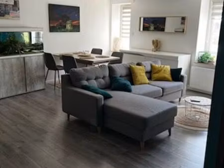a louer : un grand appartement refait a neuf de type 4 d'une surface de 74m² habitables