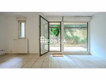 exclusivité - intra muros  agréable appartement avec jardin et garage