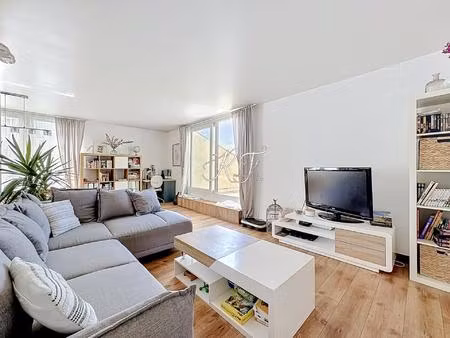 appartement lumineux avec une grande terrasse