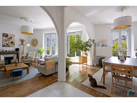 un superbe appartement bel ancien à 2 min du métro porte de pa
