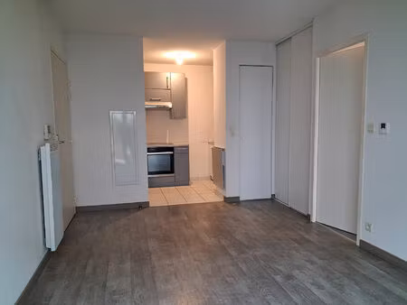 appartement t2 au coeur de saint gilles avec parking en sous sol et jardinet