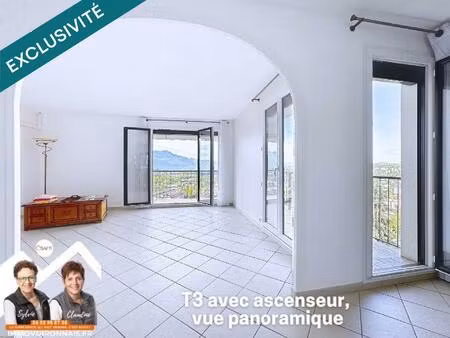 vue aérienne sur les massifs et la ville