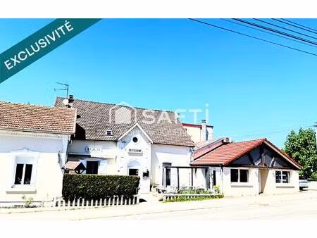 rare  ce bel ensemble commercial comprenant un vaste restaurant traditionnel réputé et son