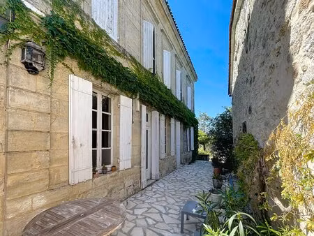 francs : maison de maître de caractère en pierre apparente