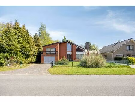 te renoveren woning met grote tuin in heide-kalmthout!