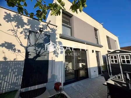 maison contemporaine avec jardin et garage