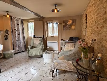 maison de ville  avec un très joli jardin  et un grand garage.