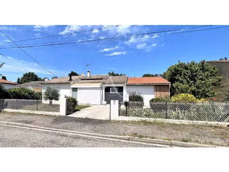 maison montayral plain pied à 5 min à pied des commerces.