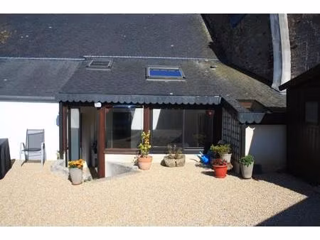 maison en pierre avec dépendance