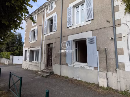 maison coeur de ville avec grande cour intérieure etr jardinet.