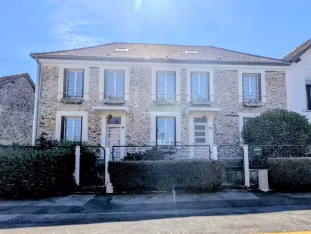 ref 2230 - maison en pierre  6 chambres  verranda et sous-sol.