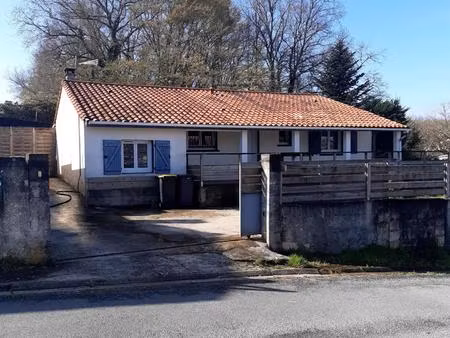 maison de plain pied avec 2 chambres  2 bureaux avec jardin et terrasse