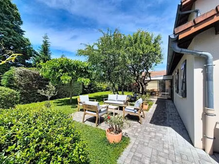 centre village  dans une rue calme  maison familiale