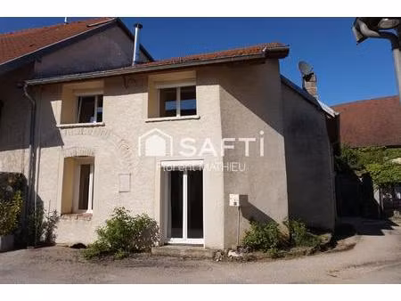 maison de village au calme de 142 m² totalement rénovée en 2001 avec 3 chambres.