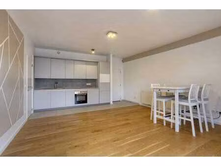 appartement de 3 chambres avec terrasse spacieuse et place d