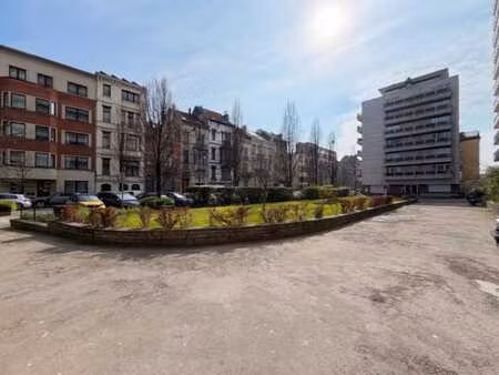 un appartement  une cave et un emplacement parking