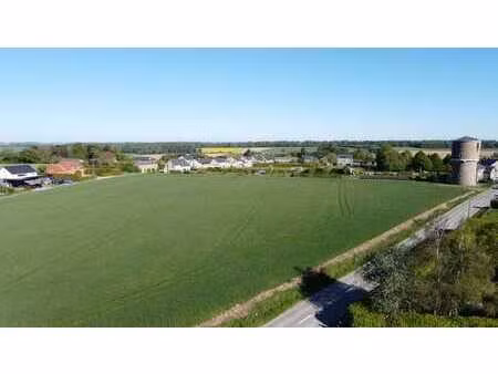 terrain plat situé en zone constructible (12 ares 37 ca)